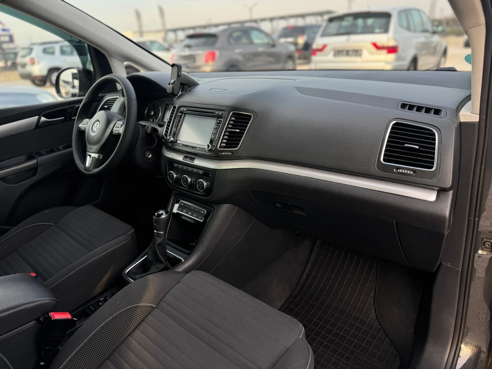 VW Sharan 2.0TDI 6+ 1 CUB, снимка 13 - Автомобили и джипове - 53712252