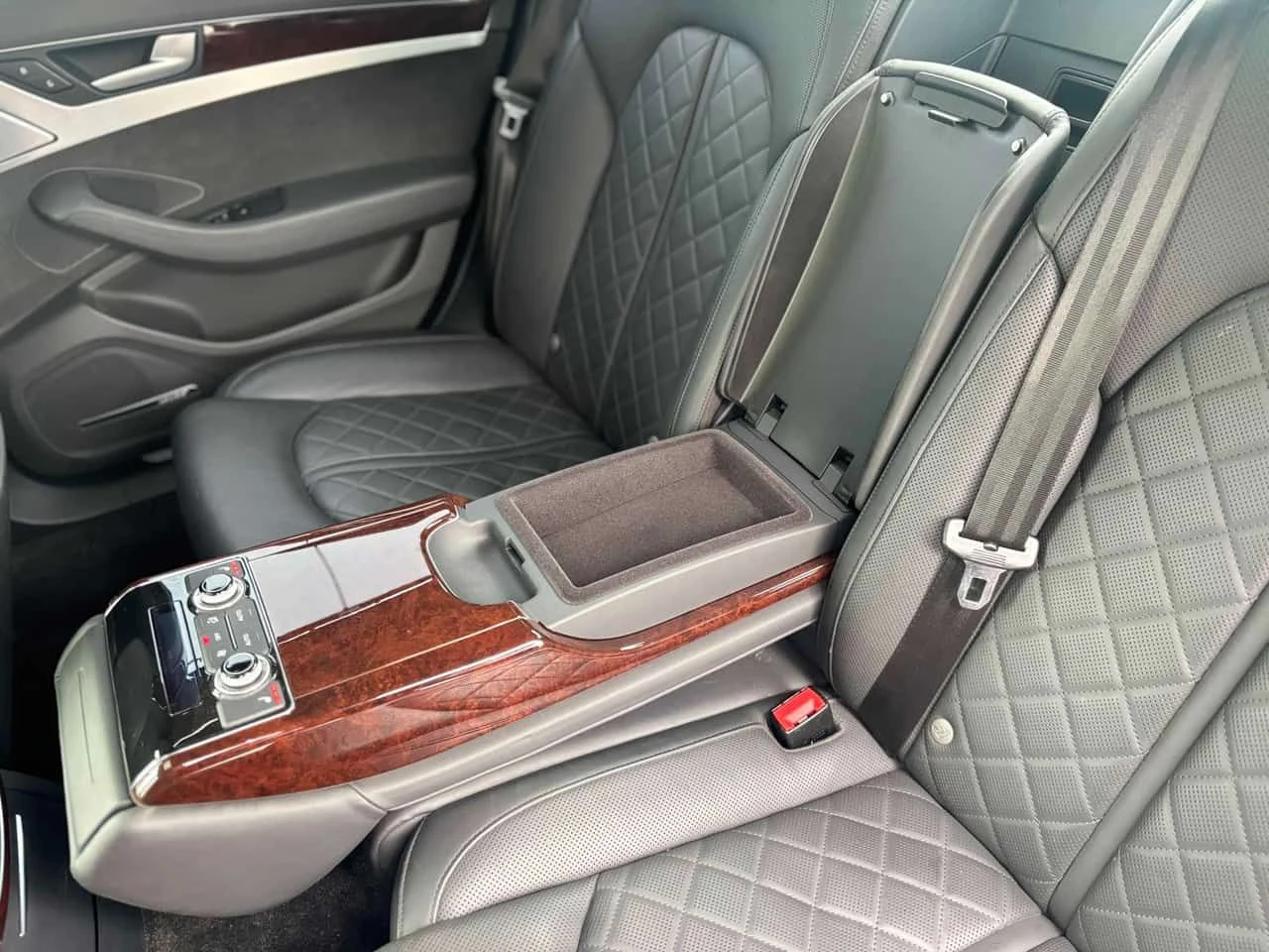 Audi A8 * Premium 3.0T * ПОДГРЕВ* ПАНО* KEYLESS* , снимка 13 - Автомобили и джипове - 54170688