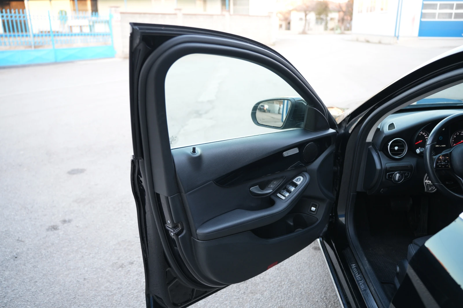 Mercedes-Benz C 300 e, снимка 9 - Автомобили и джипове - 54802130