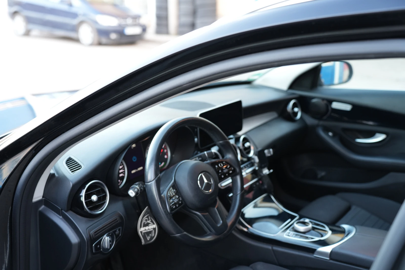 Mercedes-Benz C 300 e, снимка 10 - Автомобили и джипове - 54802130