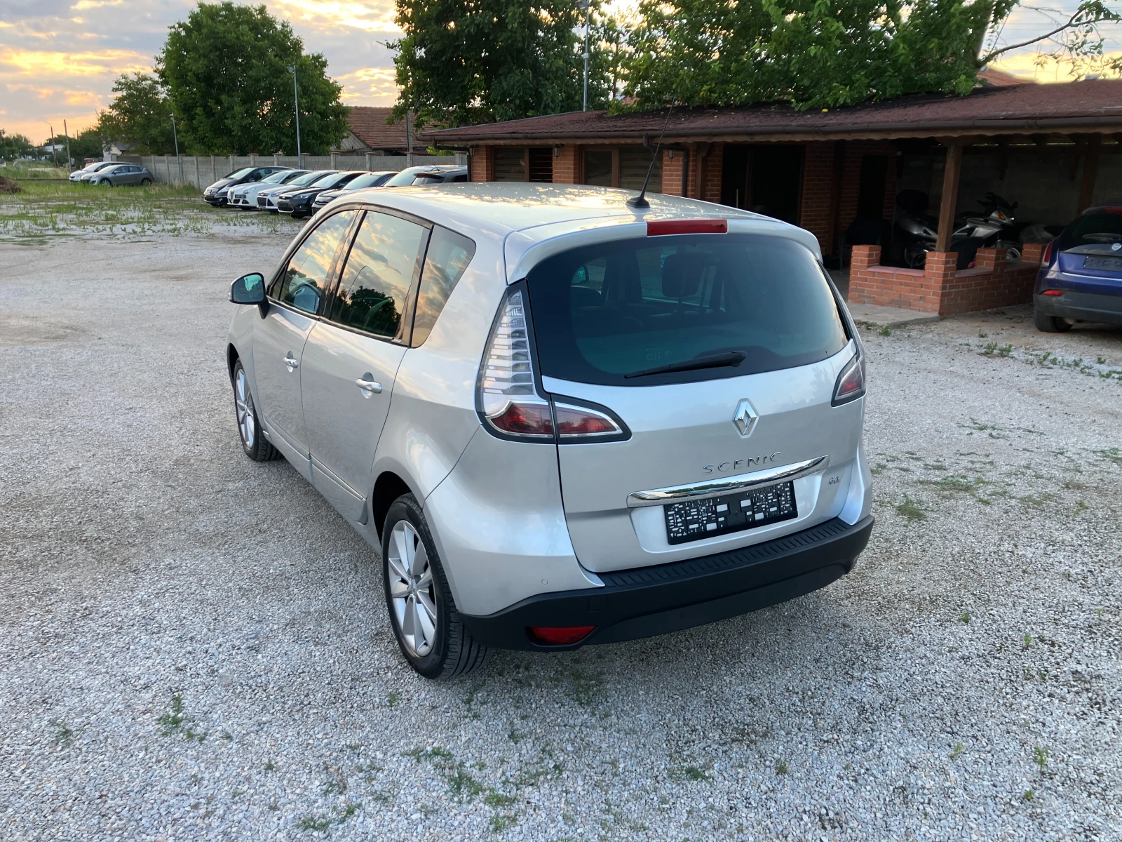 Renault Scenic 1.5 DCI, снимка 7 - Автомобили и джипове - 55406976