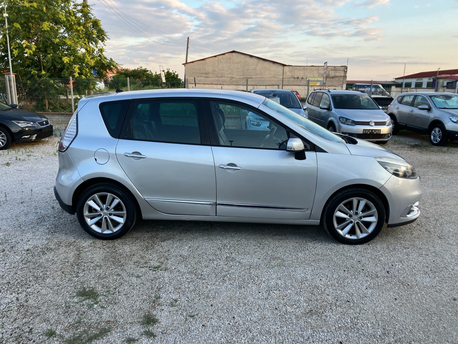 Renault Scenic 1.5 DCI, снимка 10 - Автомобили и джипове - 55406976