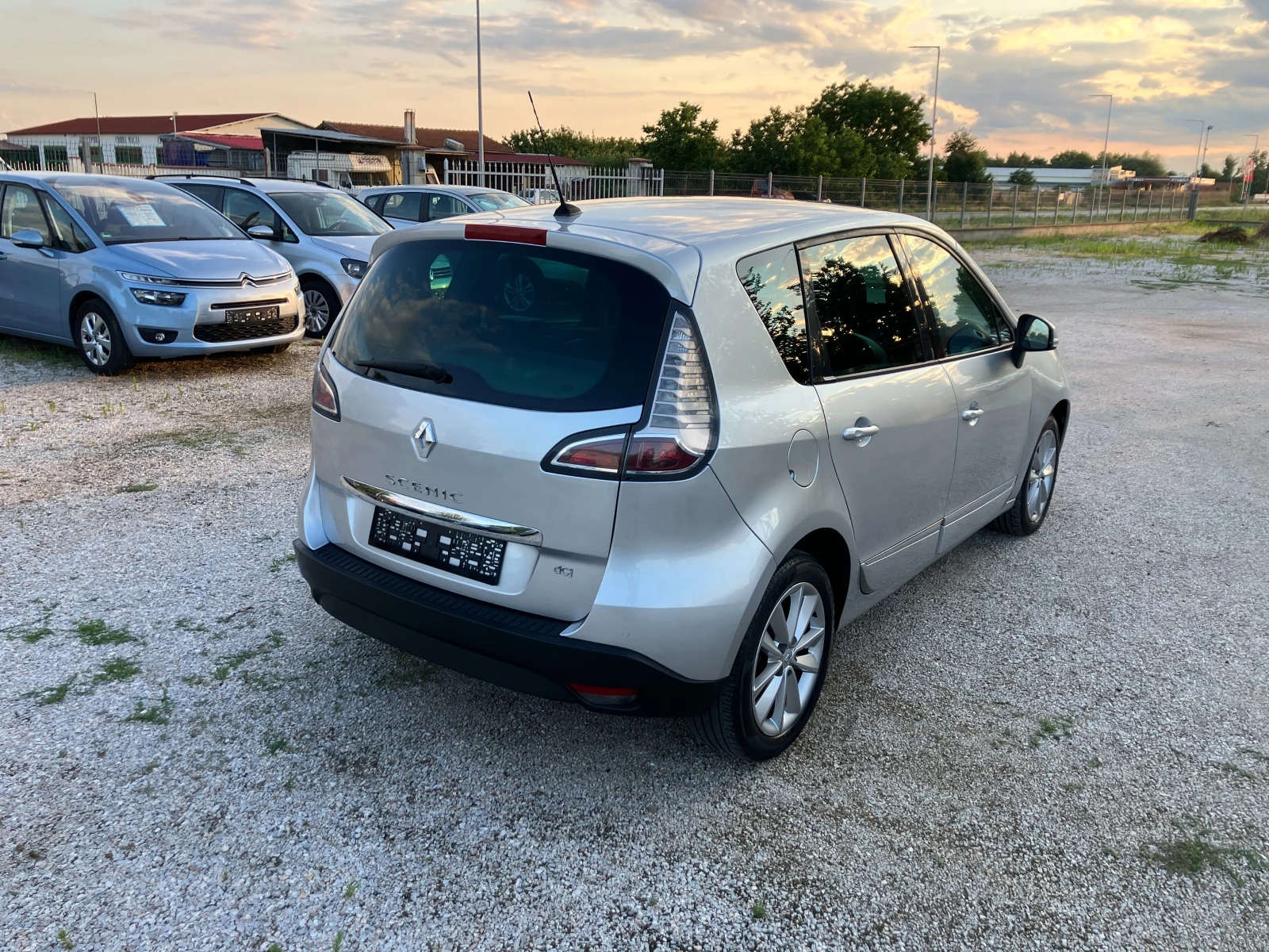 Renault Scenic 1.5 DCI, снимка 8 - Автомобили и джипове - 55406976
