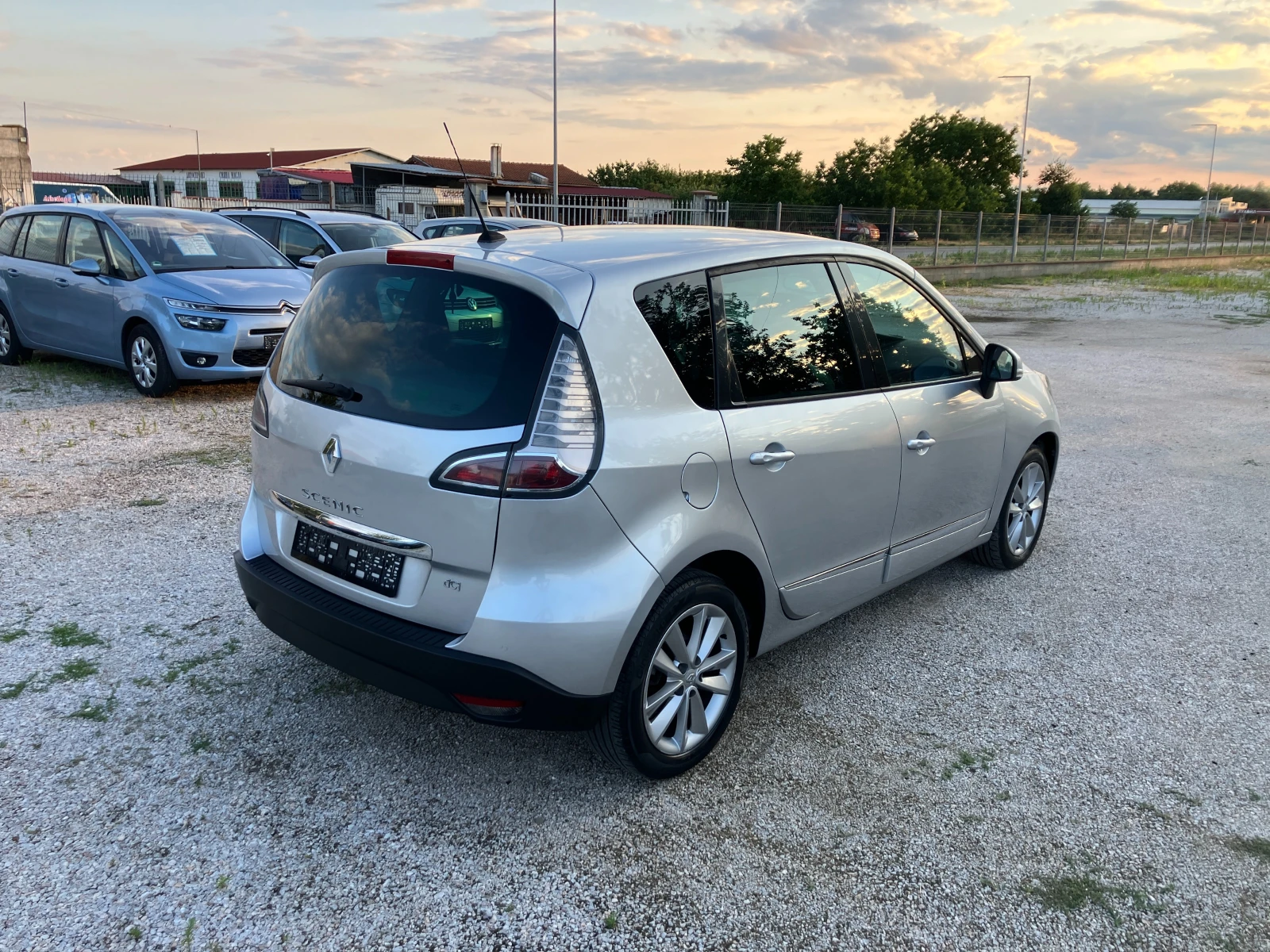 Renault Scenic 1.5 DCI, снимка 9 - Автомобили и джипове - 55406976