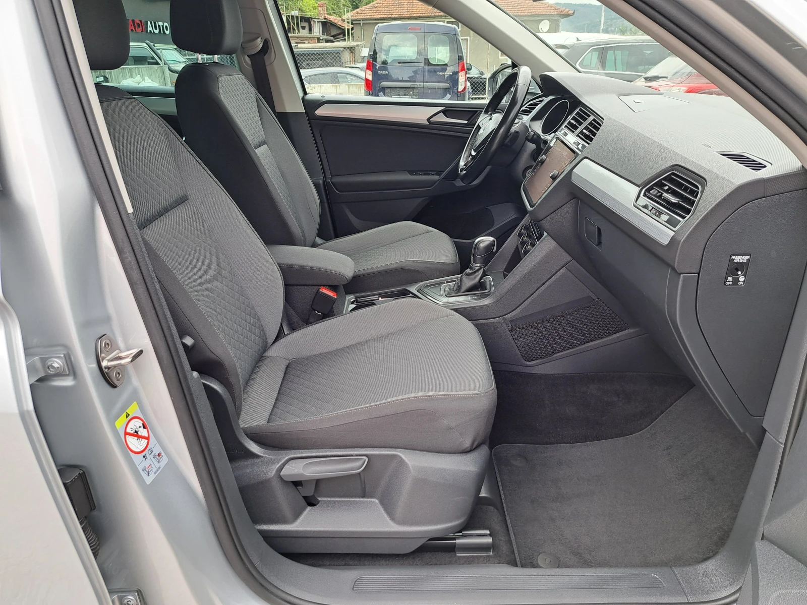 VW Tiguan 2.0TDI* DSG* КЛИМА* NAVI* LED* КАМЕРА 360*        , снимка 5 - Автомобили и джипове - 55851838
