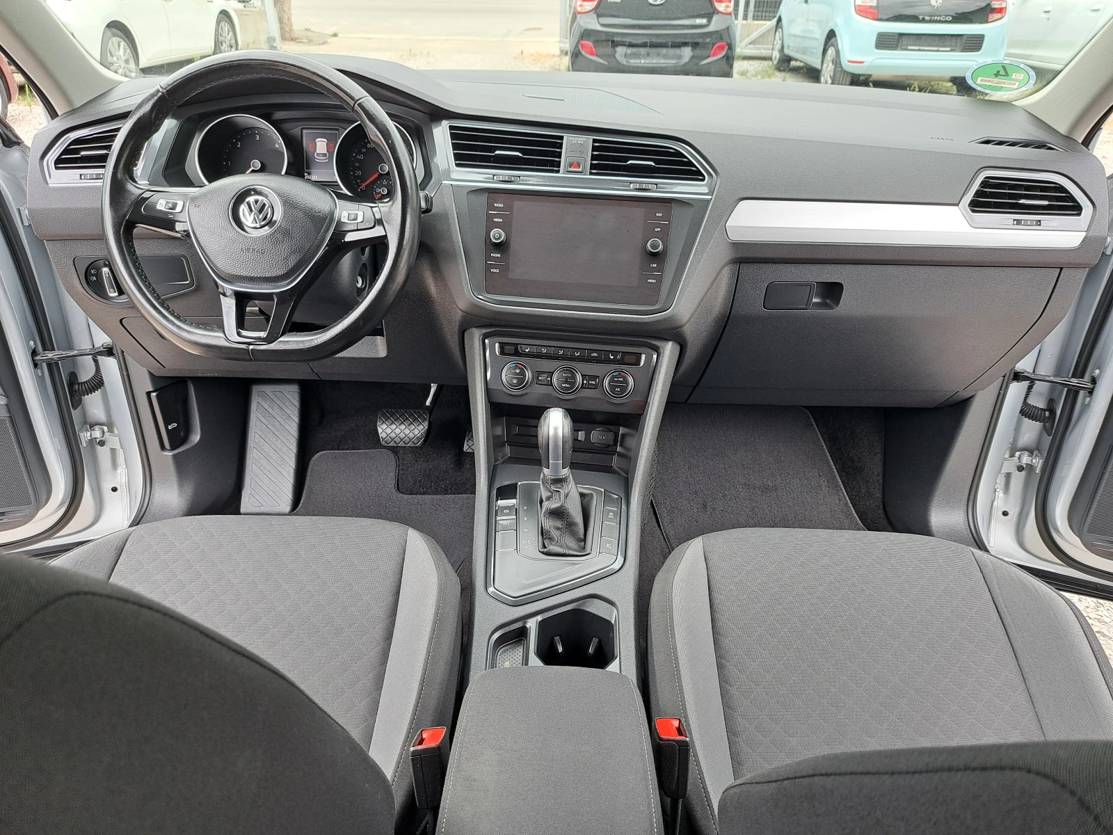 VW Tiguan 2.0TDI* DSG* КЛИМА* NAVI* LED* КАМЕРА 360*        , снимка 8 - Автомобили и джипове - 55851838