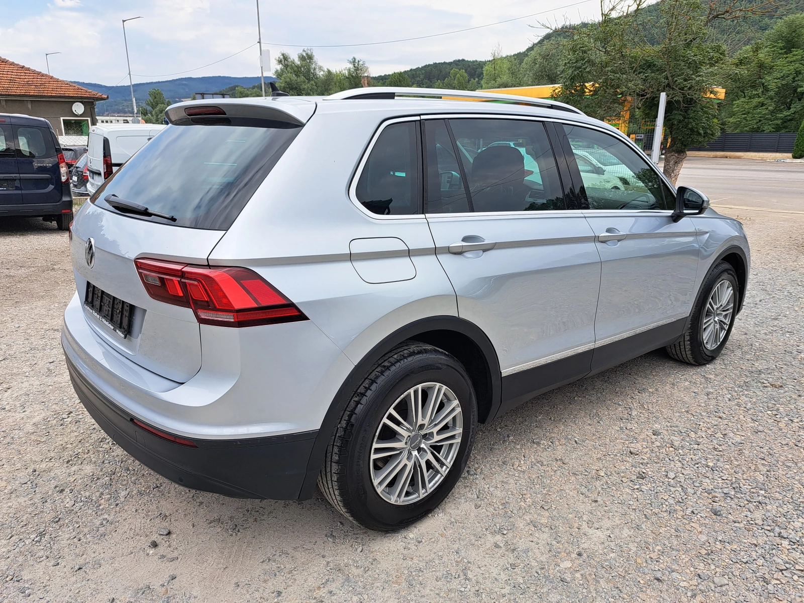 VW Tiguan 2.0TDI* DSG* КЛИМА* NAVI* LED* КАМЕРА 360*        , снимка 2 - Автомобили и джипове - 55851838