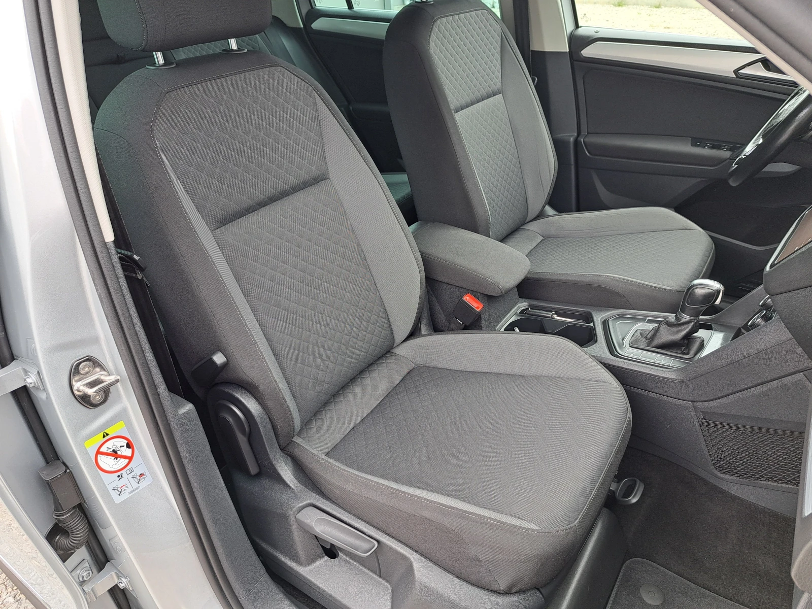 VW Tiguan 2.0TDI* DSG* КЛИМА* NAVI* LED* КАМЕРА 360*        , снимка 7 - Автомобили и джипове - 55851838