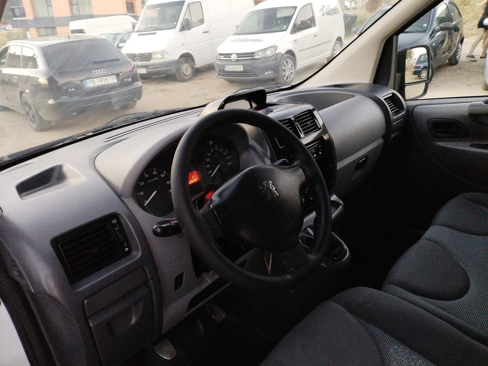 Peugeot Expert 1.6 HDI 90HP Климатик , снимка 12 - Бусове и автобуси - 56121932