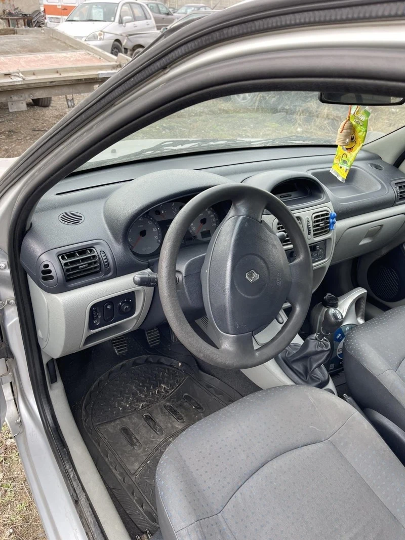 Renault Clio 1.4B, снимка 6 - Автомобили и джипове - 44255373