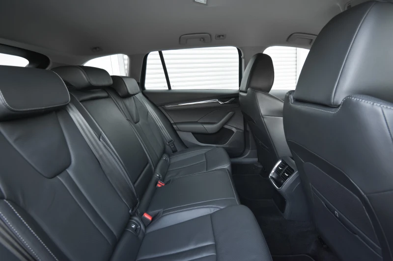 Skoda Octavia TDI/MATRIX/VirtualCockpit/ПОДГРЕВ/ОБДУХВАНЕ/МАСАЖ, снимка 11 - Автомобили и джипове - 50379167
