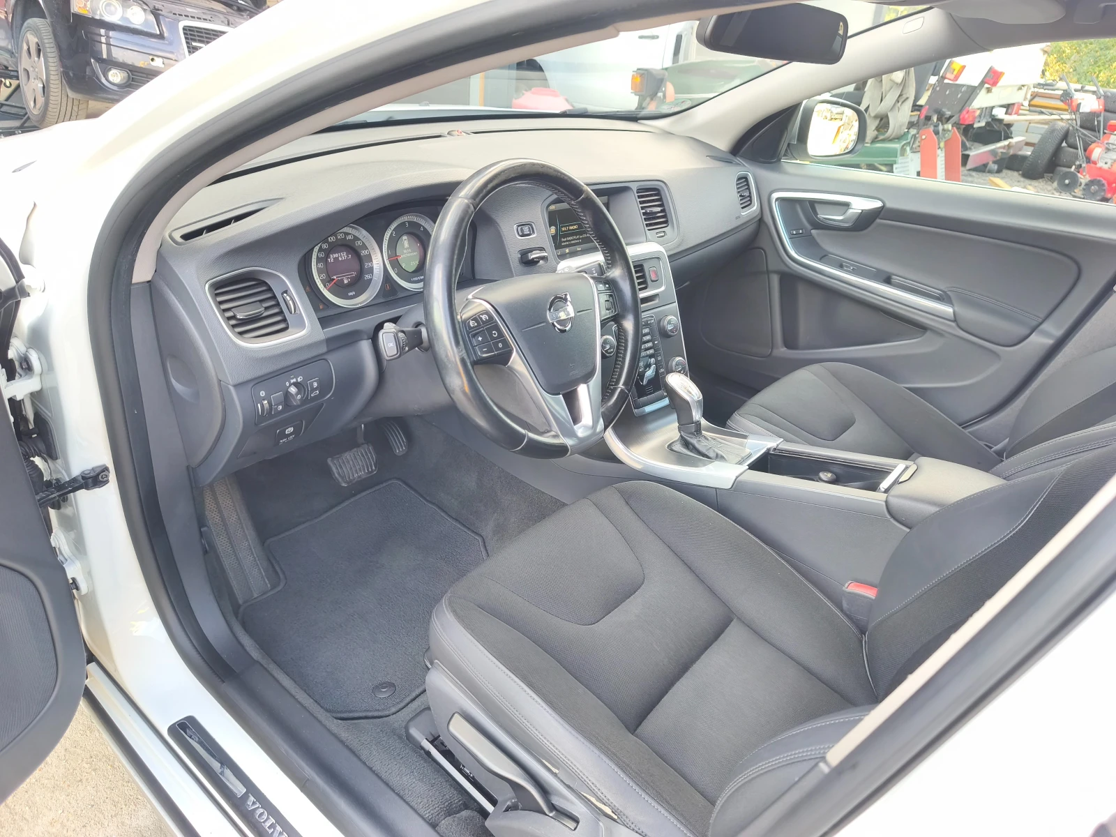 Volvo V60 D4 240к.с 4X4 AWD Automat, снимка 7 - Автомобили и джипове - 55376276