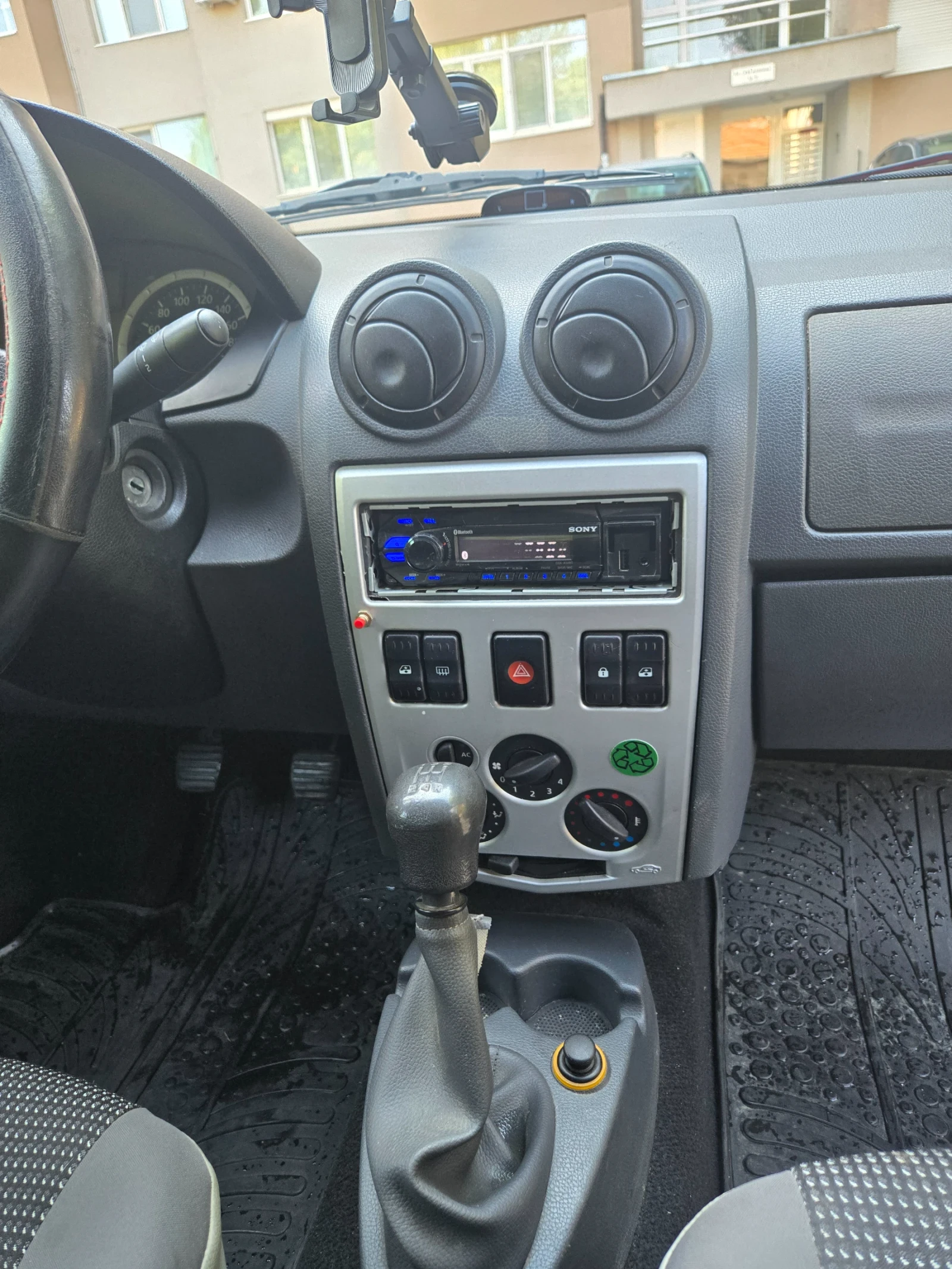 Dacia Logan 1.6, снимка 6 - Автомобили и джипове - 55969629