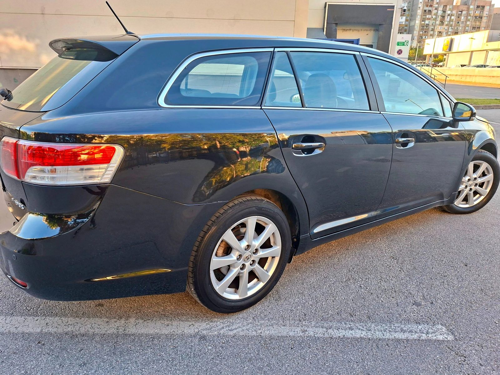 Toyota Avensis 2.0 D4D 126кс Топ, снимка 11 - Автомобили и джипове - 56332221