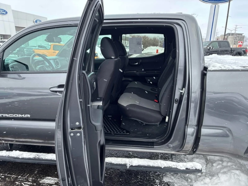 Toyota Tacoma * 4x4 Double Cab Auto * CARFAX * БЕЗ ПЪРВОНАЧАЛНА , снимка 14 - Автомобили и джипове - 52773038