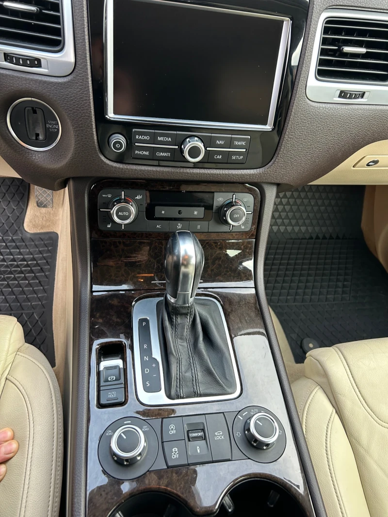 VW Touareg 3.0d 239кс., снимка 13 - Автомобили и джипове - 52998818