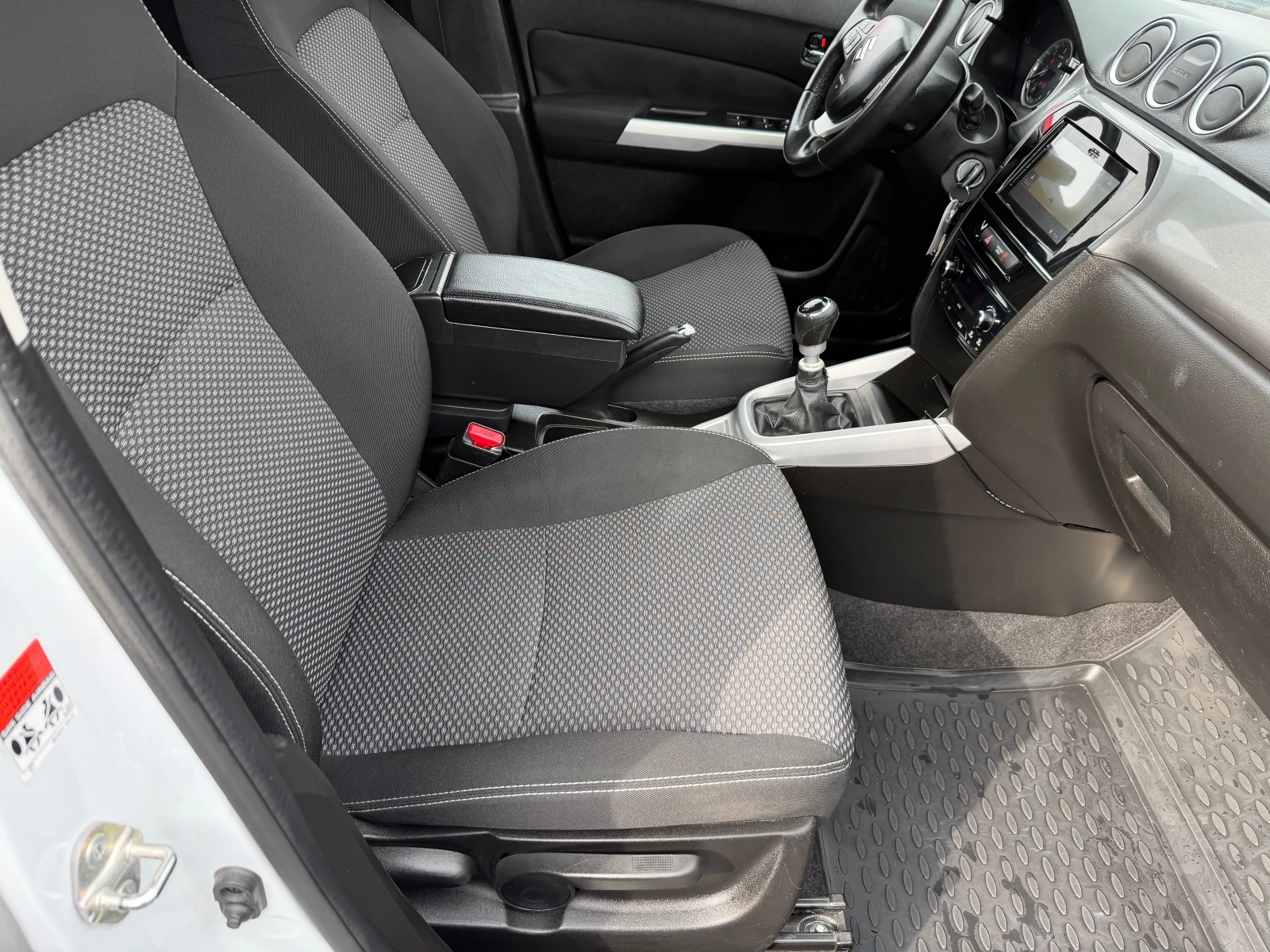 Suzuki Vitara 1.6 DDIS, снимка 12 - Автомобили и джипове - 53644645