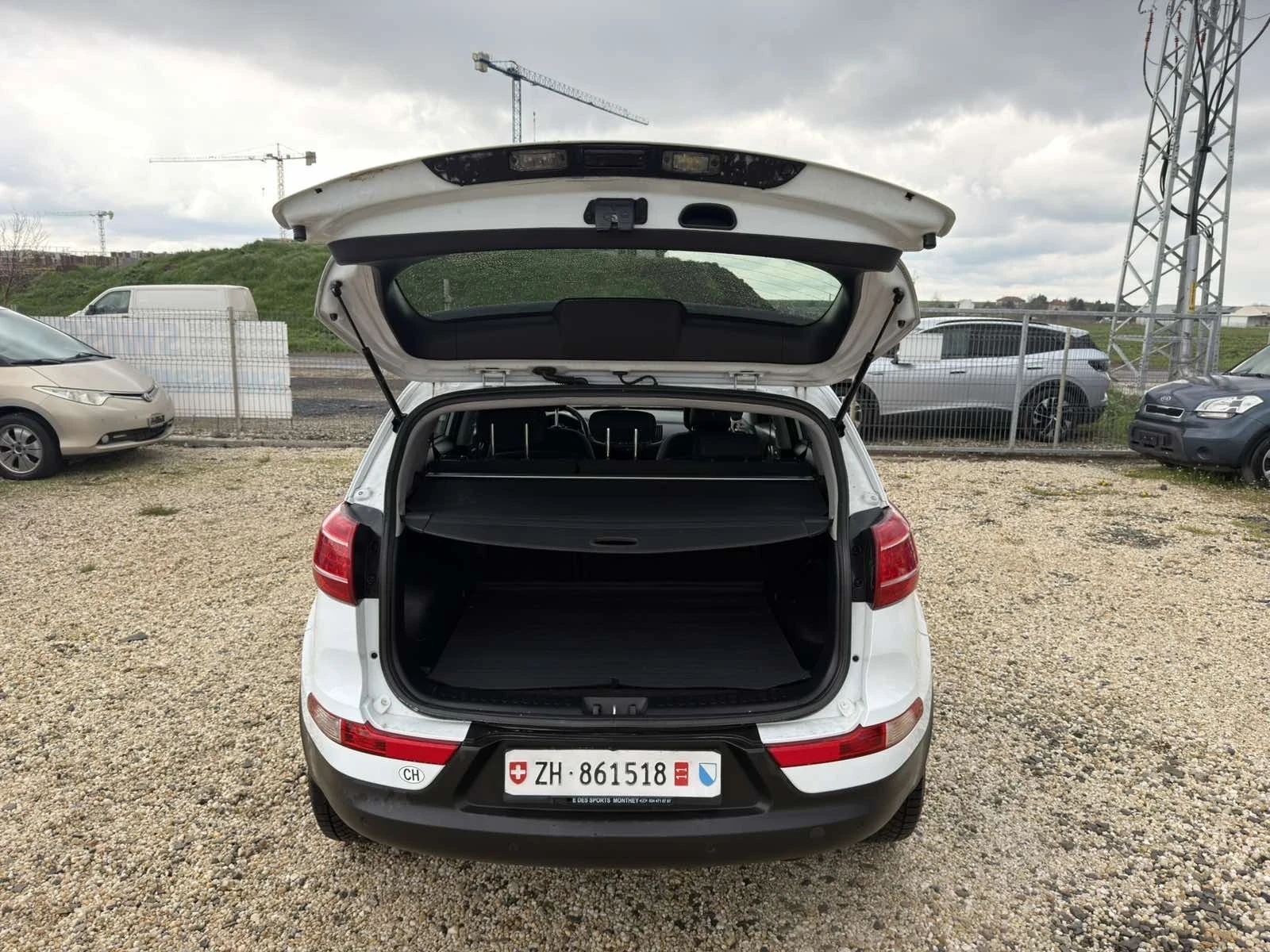 Kia Sportage 2.0i Swiss 4x4, снимка 8 - Автомобили и джипове - 54156384