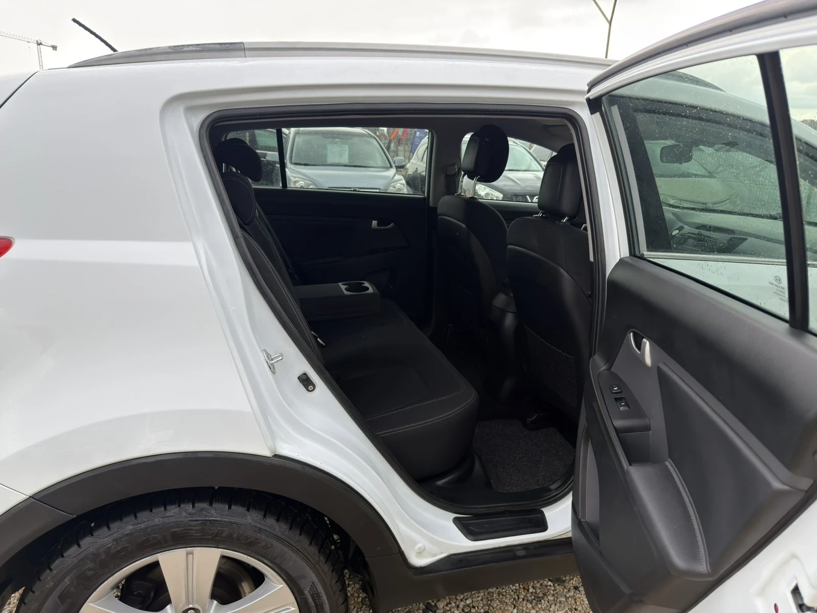 Kia Sportage 2.0i Swiss 4x4, снимка 15 - Автомобили и джипове - 54156384