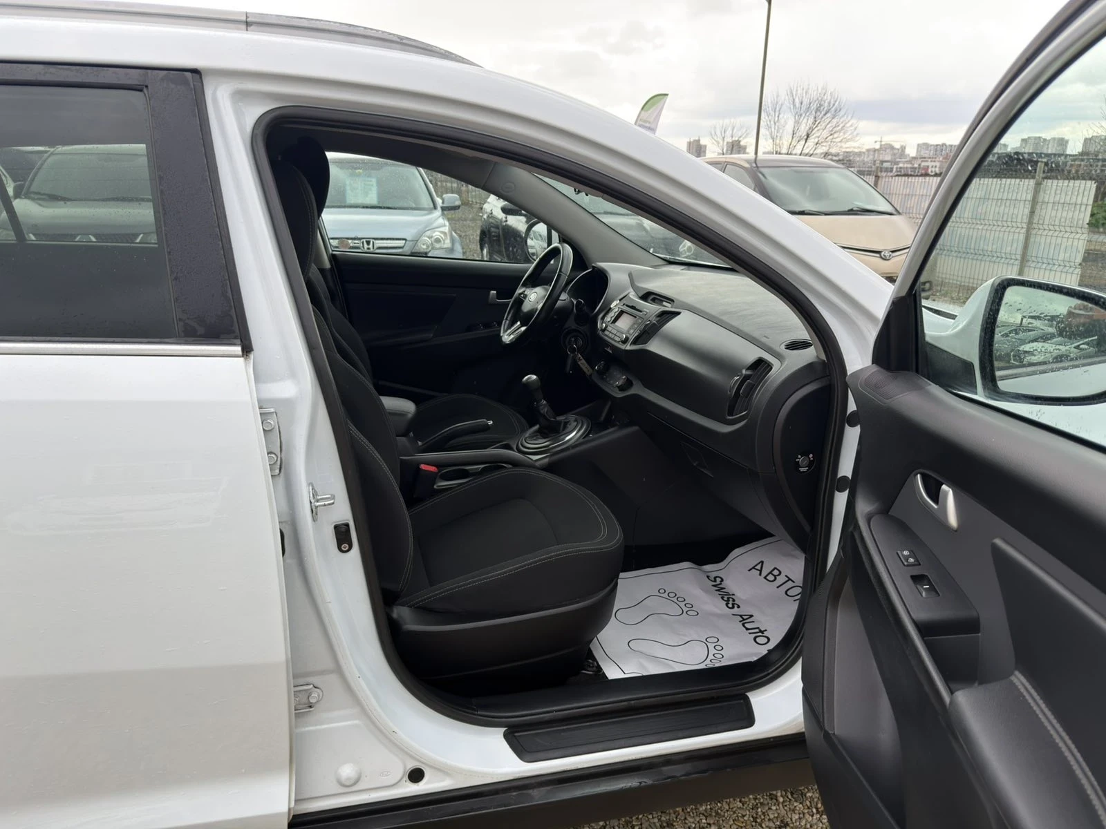 Kia Sportage 2.0i Swiss 4x4, снимка 13 - Автомобили и джипове - 54156384