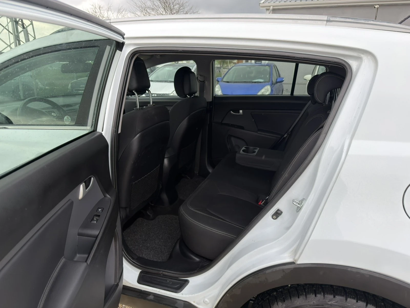 Kia Sportage 2.0i Swiss 4x4, снимка 14 - Автомобили и джипове - 54156384