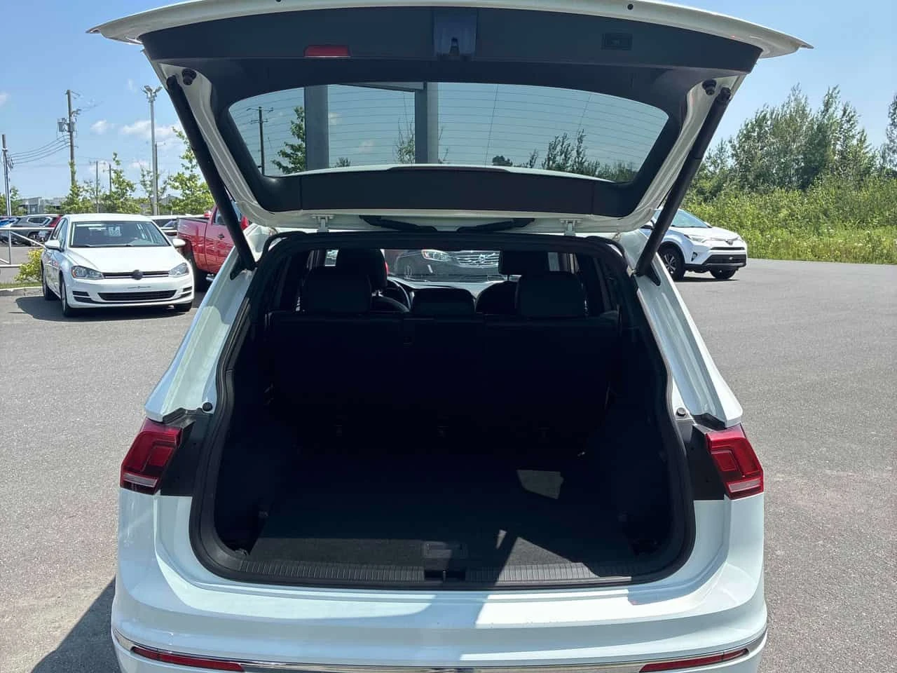 VW Tiguan R LINE/Highline/CARFAX/ПОДГРЕВ/КЛИП/ПАНО/ПРЕДСТАВИ, снимка 15 - Автомобили и джипове - 55248413
