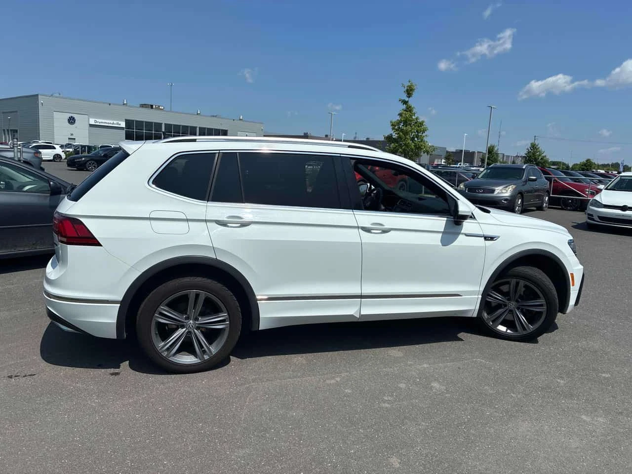 VW Tiguan R LINE/Highline/CARFAX/ПОДГРЕВ/КЛИП/ПАНО/ПРЕДСТАВИ, снимка 3 - Автомобили и джипове - 55248413