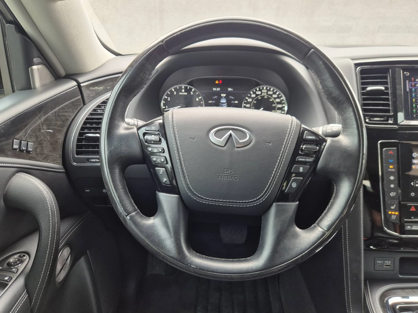 Infiniti QX80 5.6L V8 AWD, снимка 12 - Автомобили и джипове - 56117965