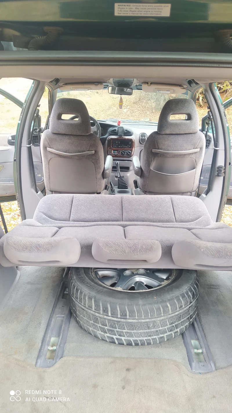 Chrysler Voyager 2.4 Газ Бензин Ръчка, снимка 7 - Автомобили и джипове - 52877816