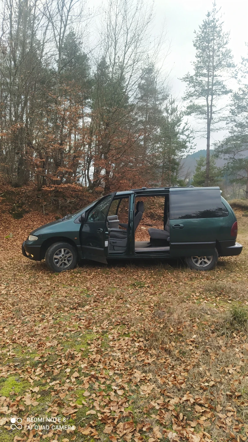 Chrysler Voyager 2.4 Газ Бензин Ръчка, снимка 3 - Автомобили и джипове - 52877816