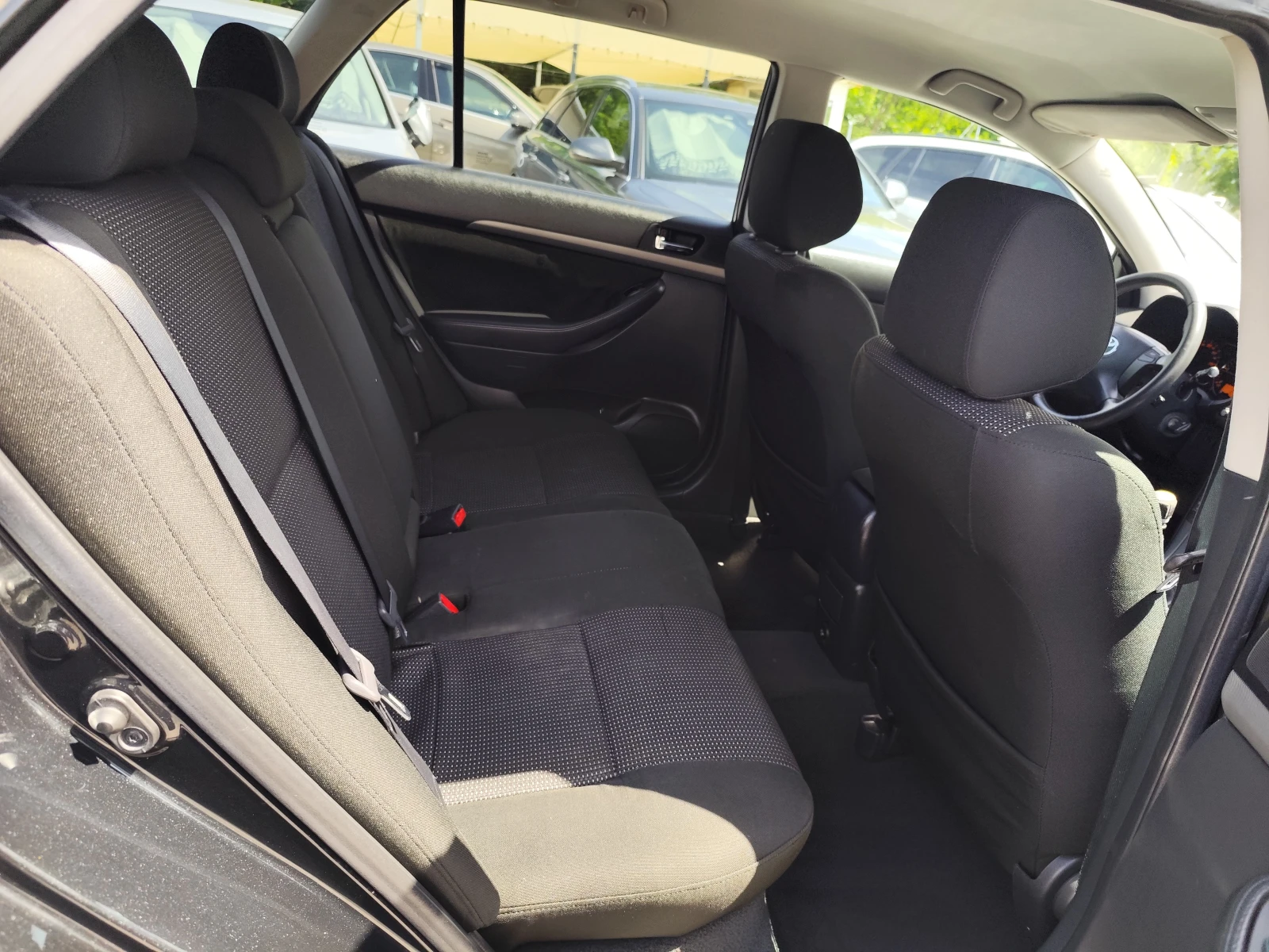 Toyota Avensis 2.0D-4D* Klimatronik* , снимка 11 - Автомобили и джипове - 54668707