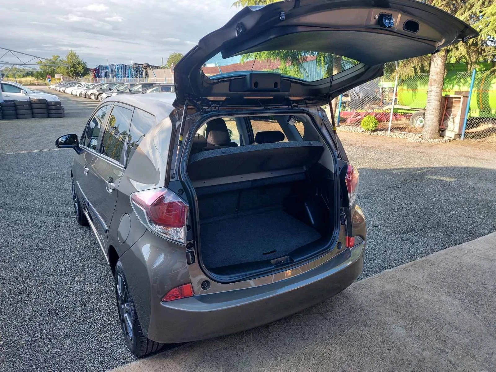 Toyota Verso 1.4i, автоматик, снимка 15 - Автомобили и джипове - 54890031