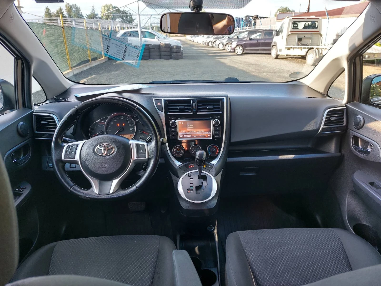 Toyota Verso 1.4i, автоматик, снимка 13 - Автомобили и джипове - 54890031