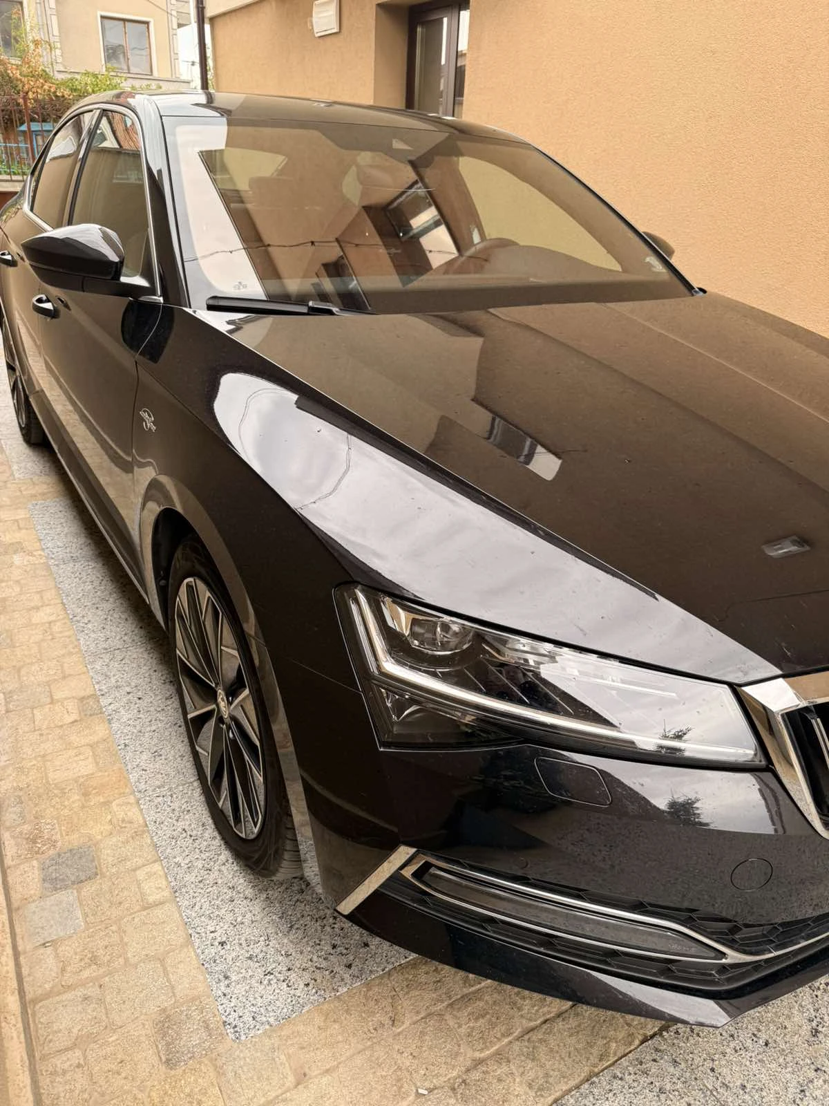 Skoda Superb 2.0 TDI 4x4 Laurin & Klement, снимка 2 - Автомобили и джипове - 56304829