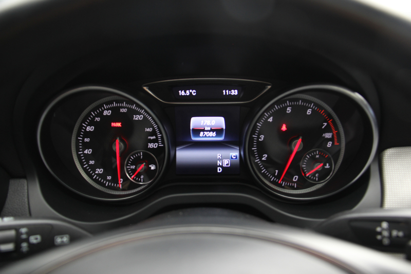 Mercedes-Benz GLA 250 Panorama/Kamera/Navi/Dynamic, снимка 12 - Автомобили и джипове - 38284847