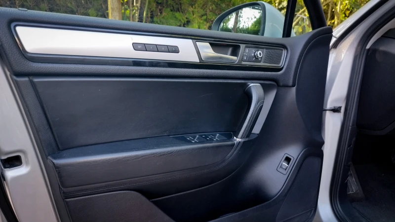 VW Touareg 3.0 tdi, снимка 10 - Автомобили и джипове - 53152190