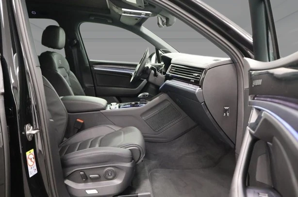 VW Touareg 3.0 TDI 4Motion = R-line = Гаранция, снимка 11 - Автомобили и джипове - 52837547