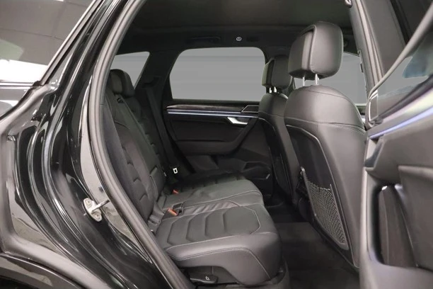 VW Touareg 3.0 TDI 4Motion = R-line = Гаранция, снимка 12 - Автомобили и джипове - 52837547