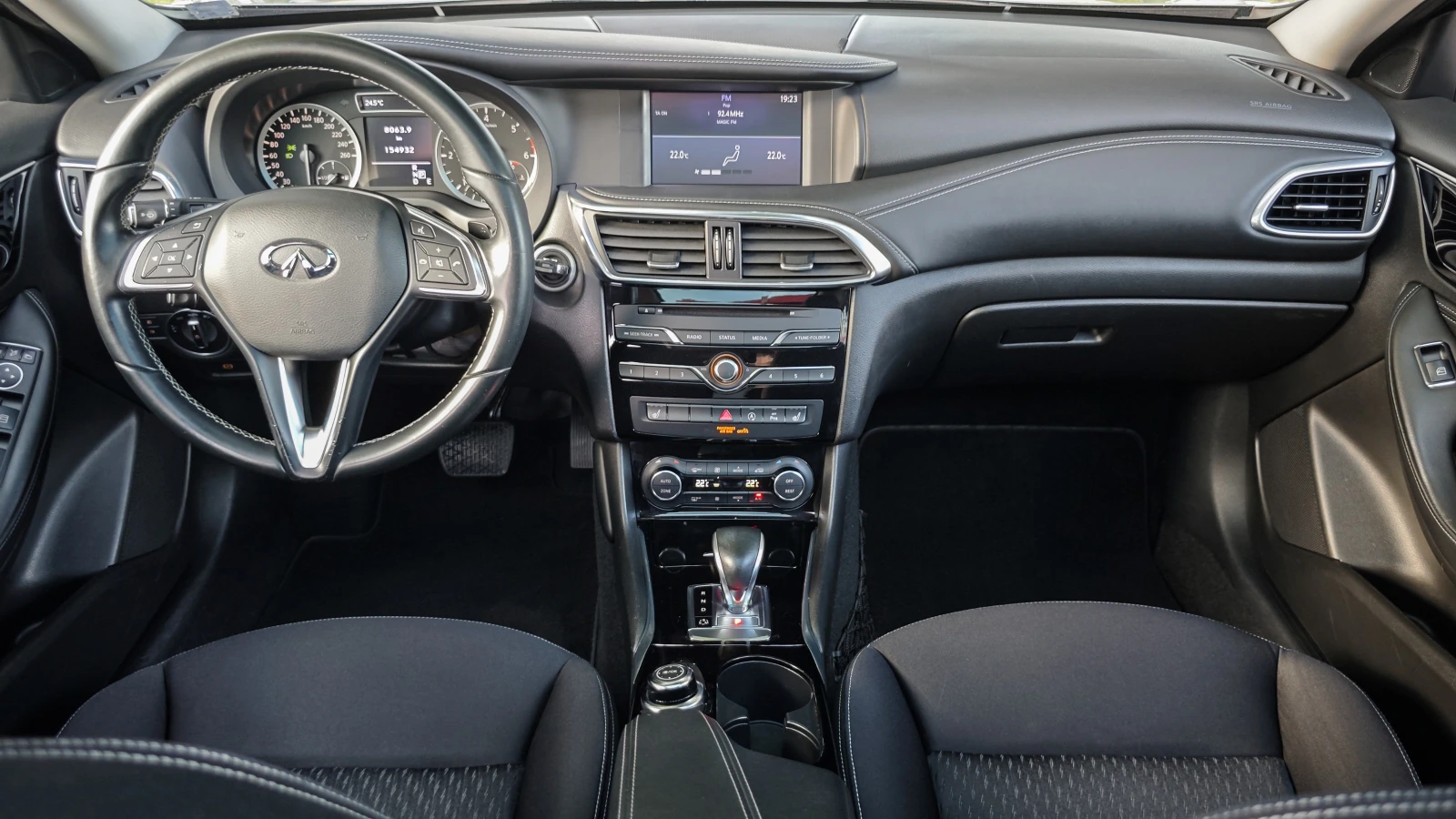 Infiniti Q30 Premium 2.2d AWD AUT, снимка 6 - Автомобили и джипове - 54783289