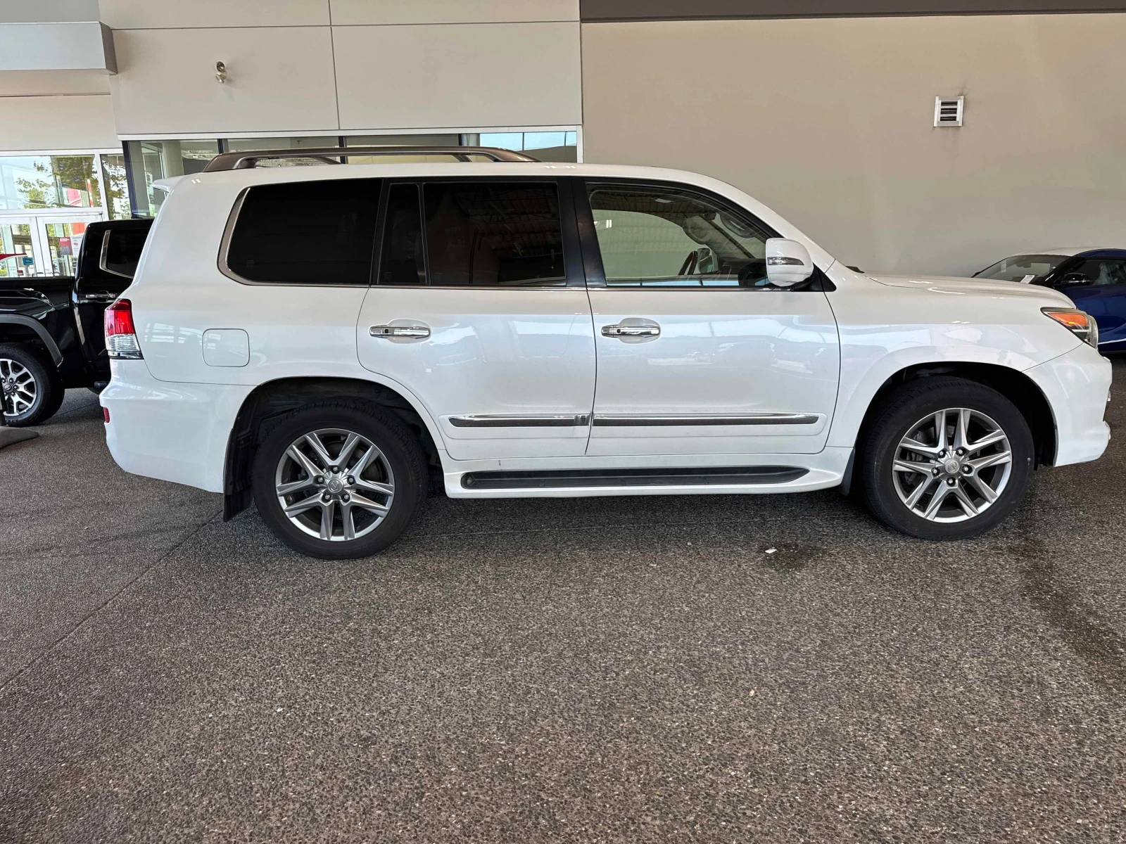 Lexus LX 570 * ОБДУХВАНЕ * ПАНОРАМА * 7 МЕСТА * CARFAX * , снимка 3 - Автомобили и джипове - 55352359