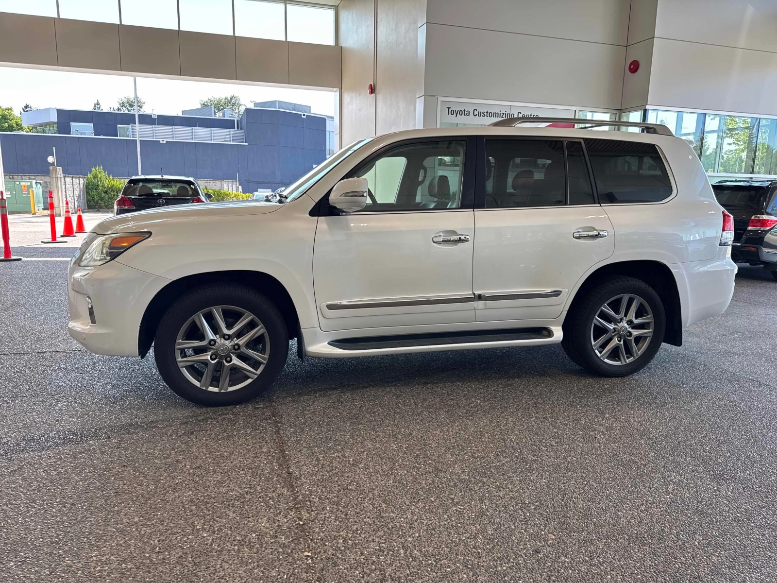 Lexus LX 570 * ОБДУХВАНЕ * ПАНОРАМА * 7 МЕСТА * CARFAX * , снимка 4 - Автомобили и джипове - 55352359