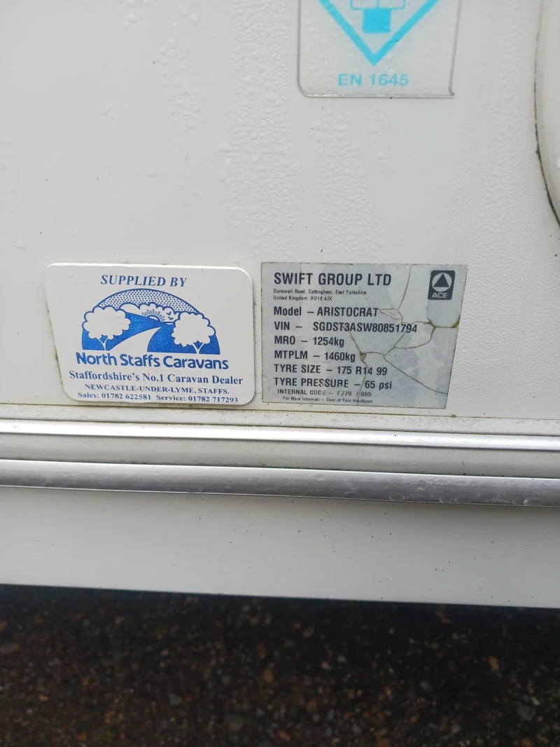 Каравана Award Aristocrat, снимка 8 - Каравани и кемпери - 52514803