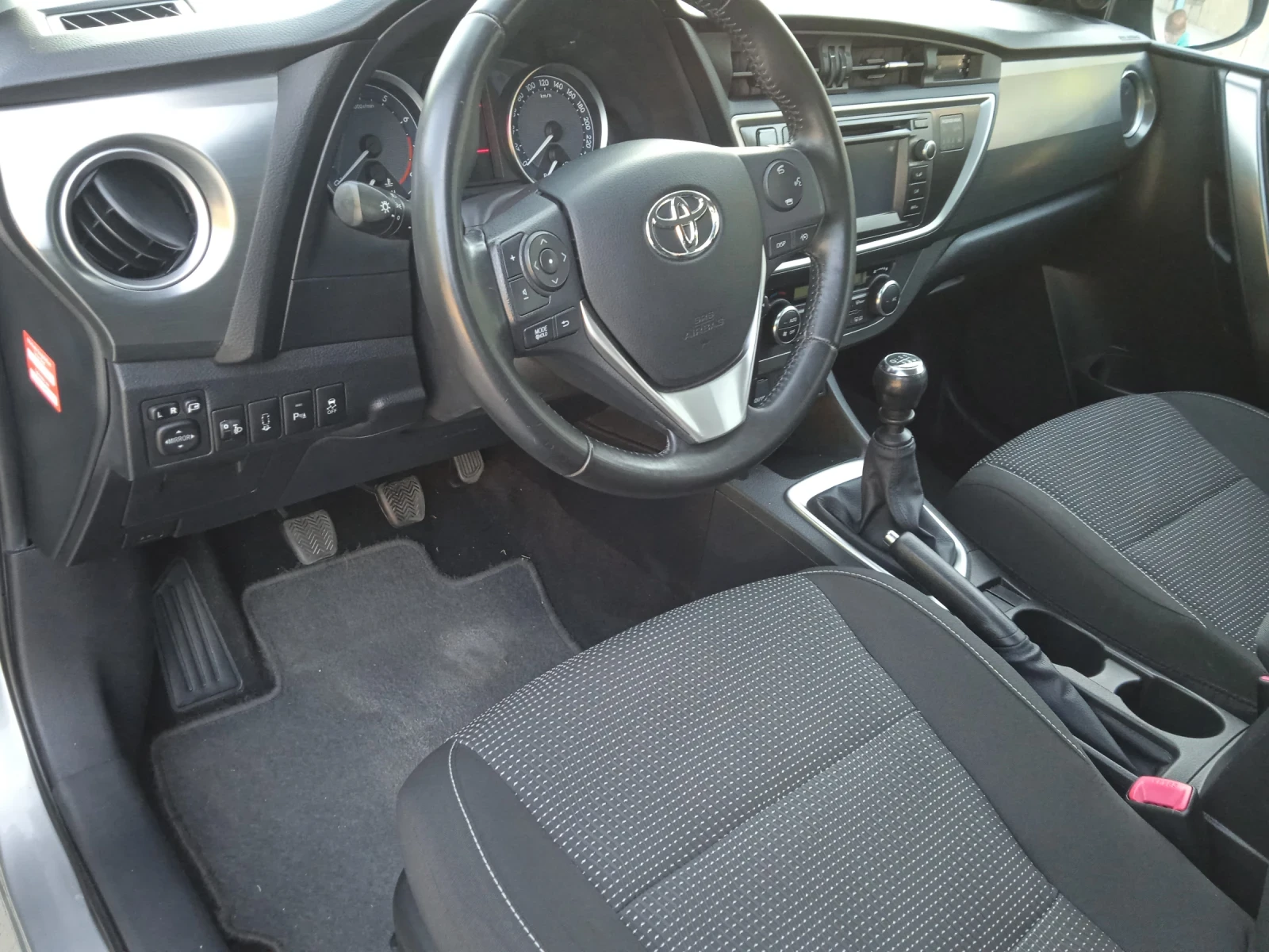 Toyota Auris 1.6i - изображение 8