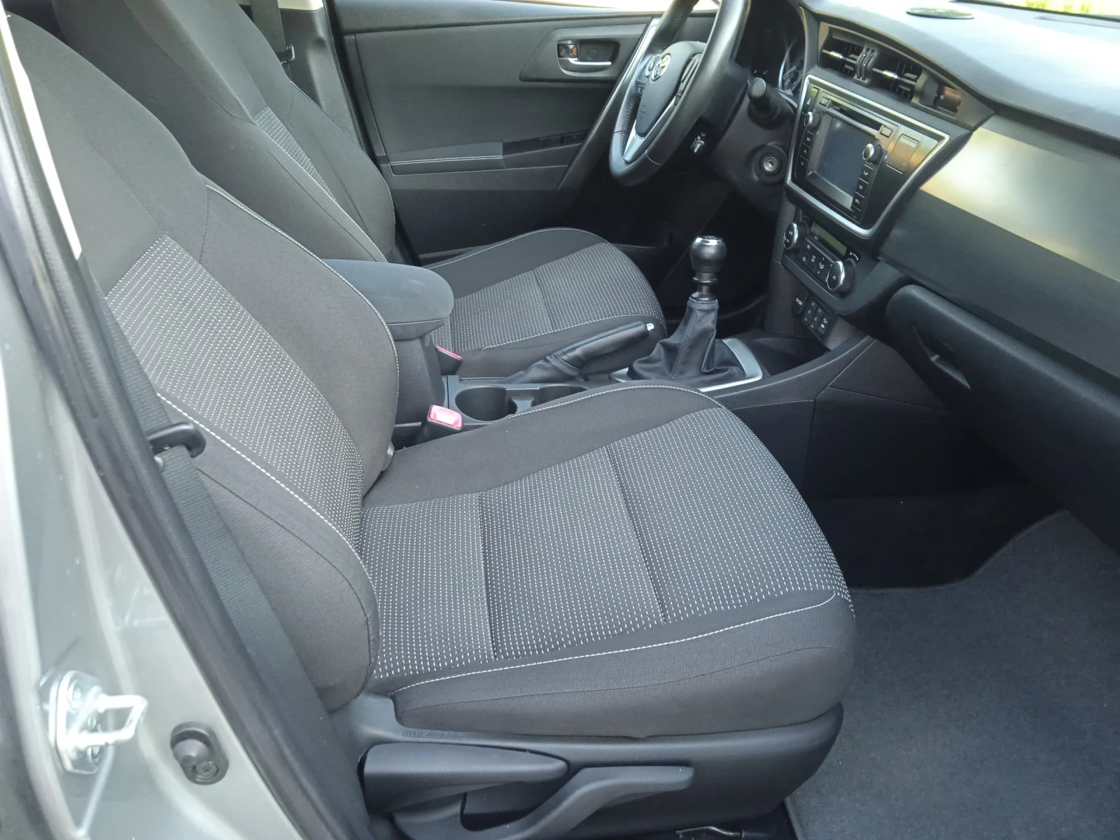 Toyota Auris 1.6i - изображение 10