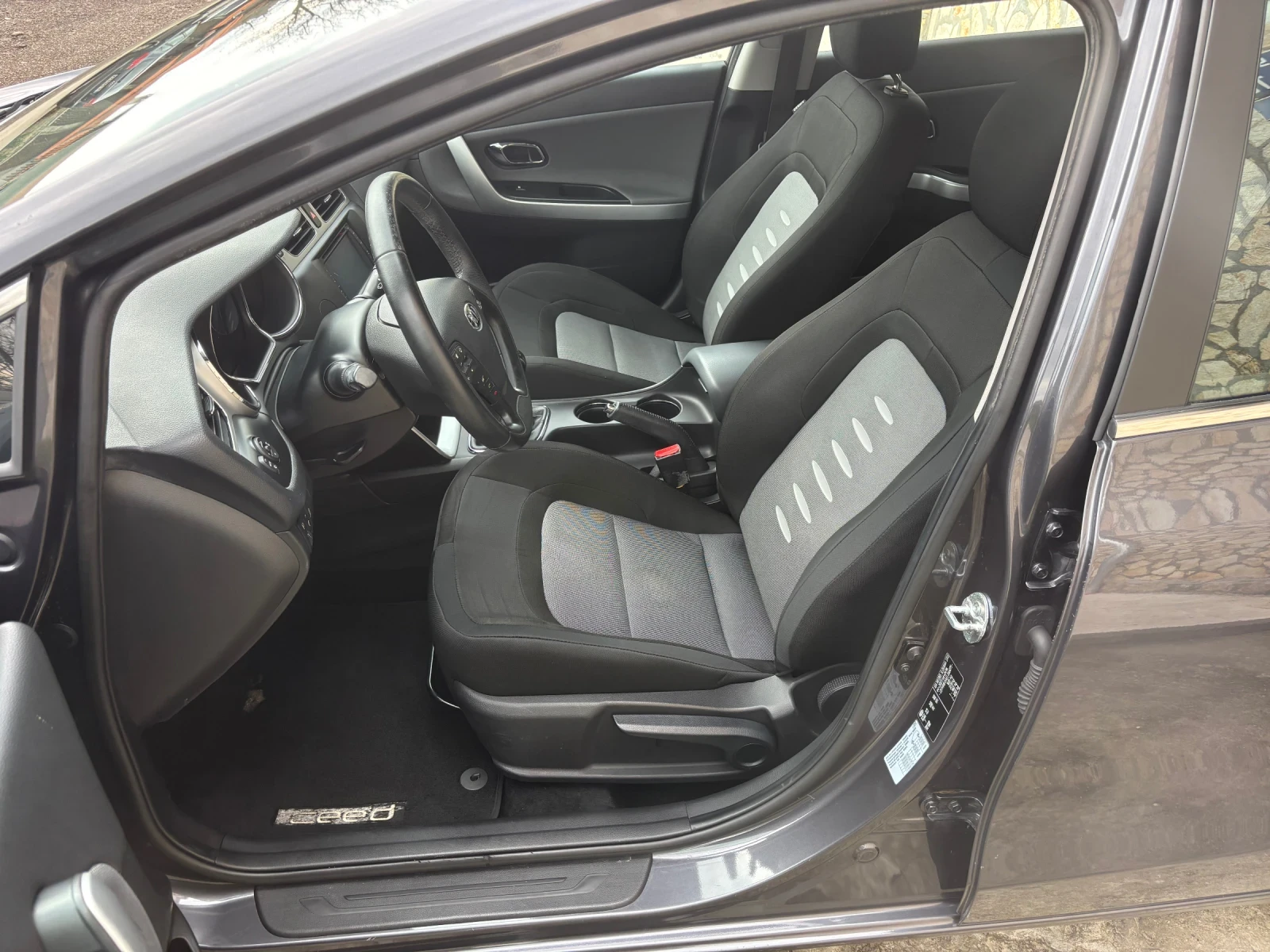 Kia Ceed 1.6i FACE SWISS, снимка 7 - Автомобили и джипове - 54092974