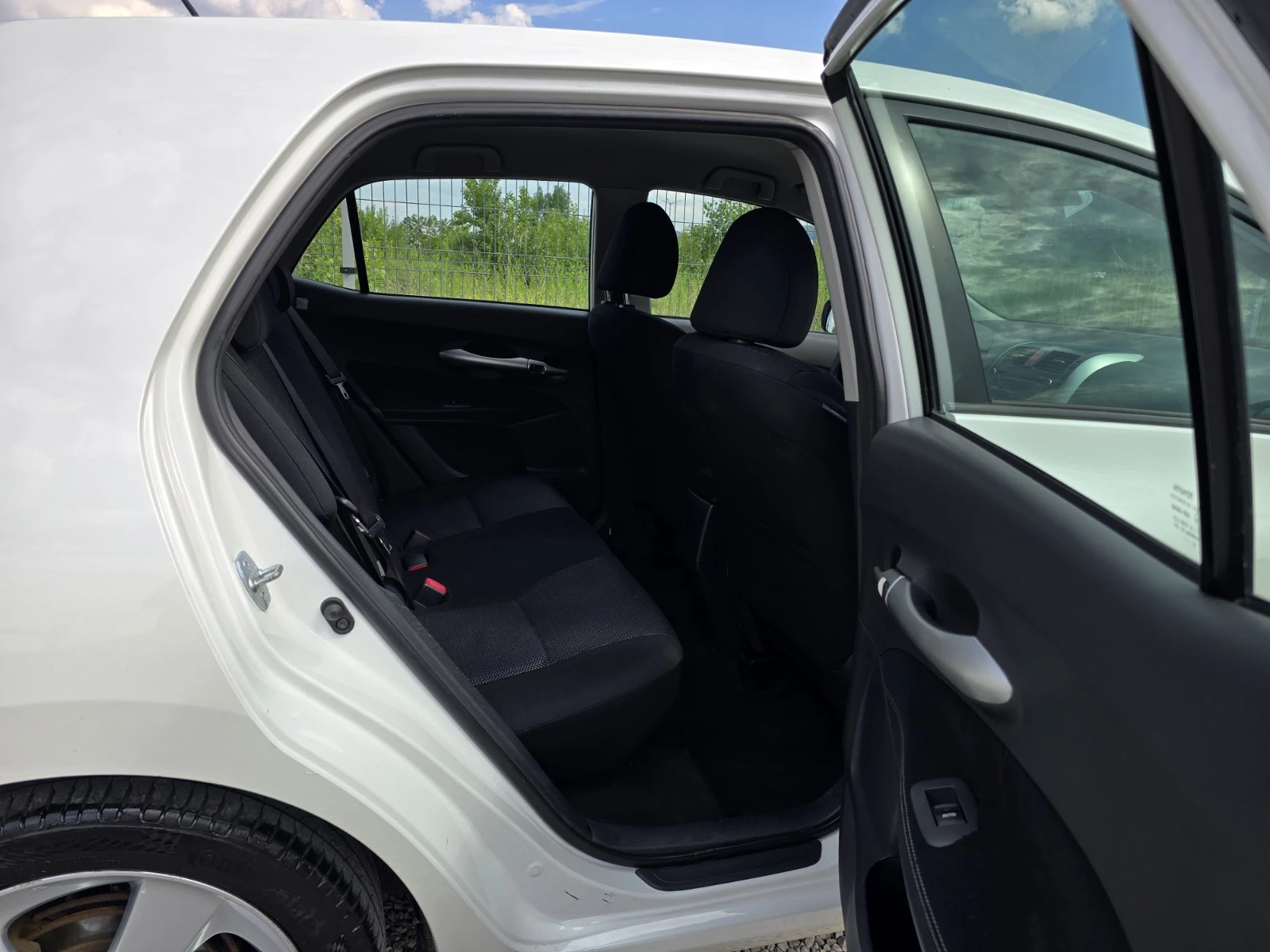 Toyota Auris 1.8 HYBRID ГАЗ АВТОМАТИК, снимка 7 - Автомобили и джипове - 54801852