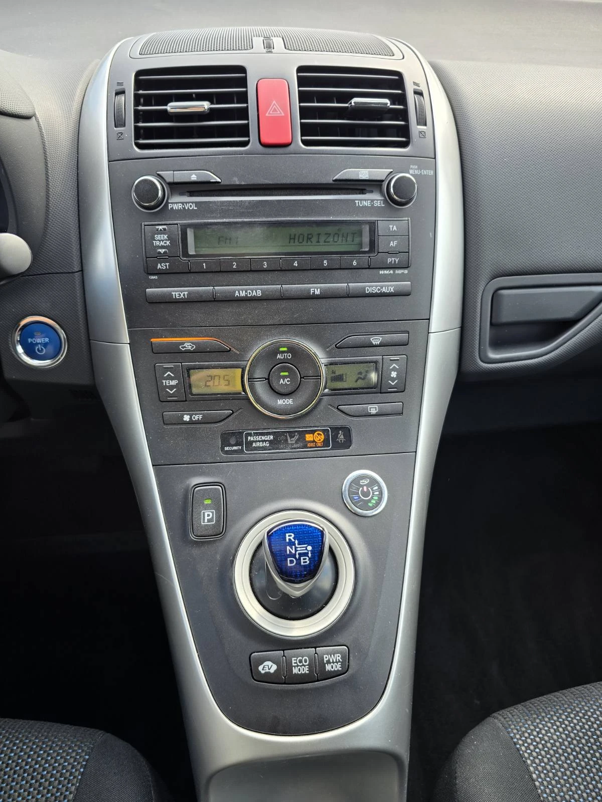 Toyota Auris 1.8 HYBRID ГАЗ АВТОМАТИК, снимка 10 - Автомобили и джипове - 54801852