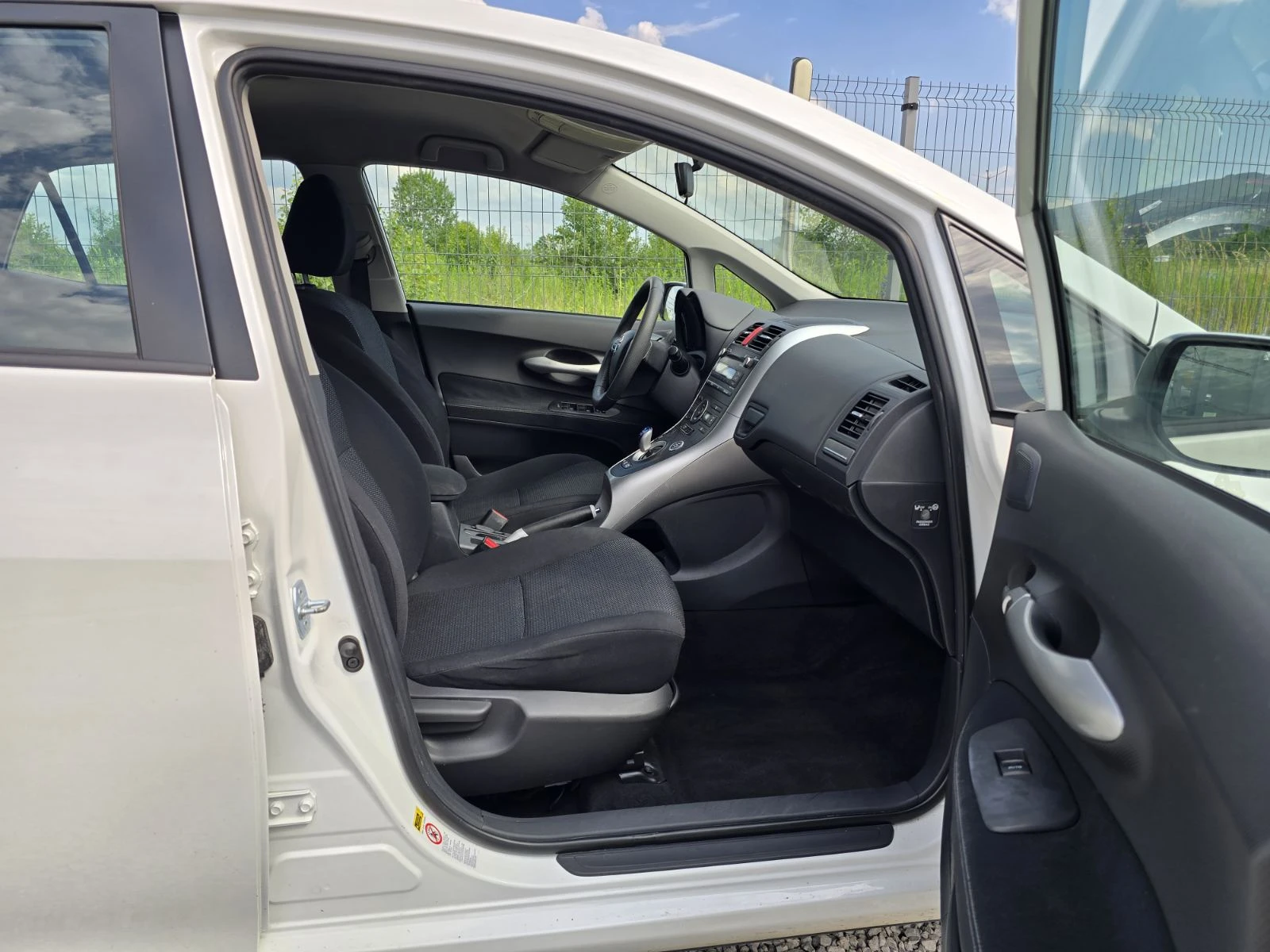 Toyota Auris 1.8 HYBRID ГАЗ АВТОМАТИК, снимка 8 - Автомобили и джипове - 54801852