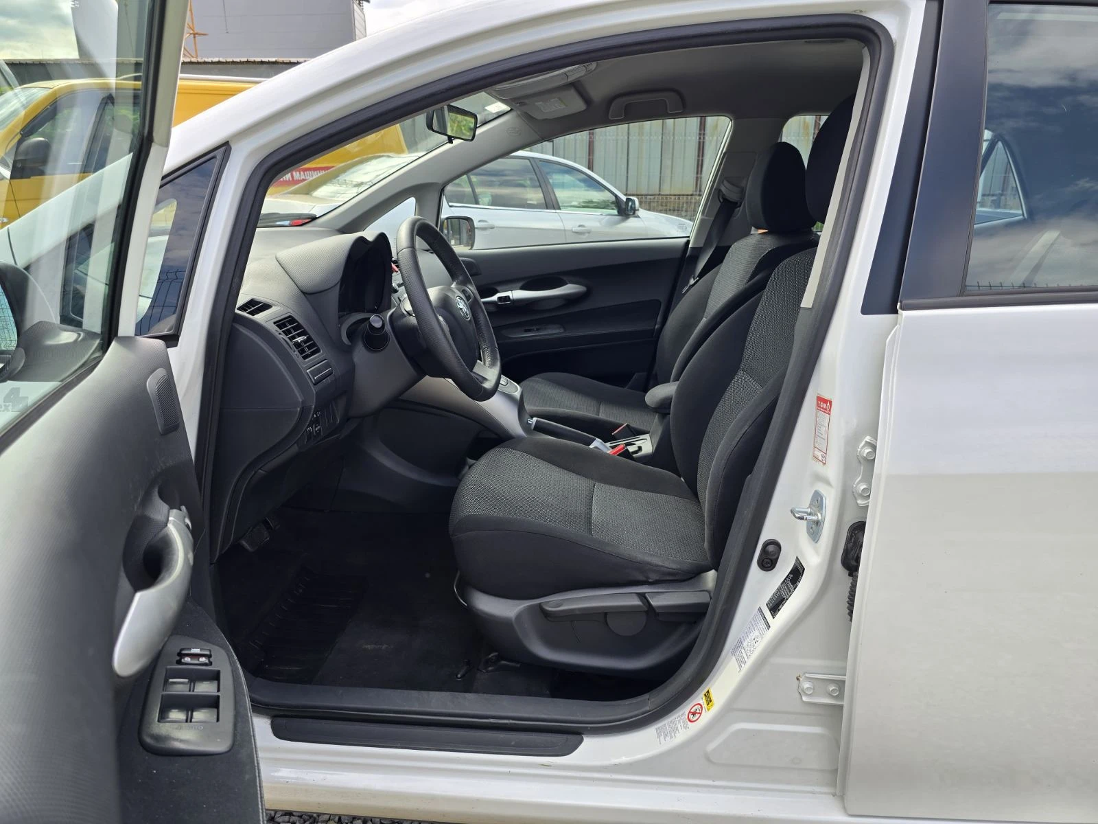 Toyota Auris 1.8 HYBRID ГАЗ АВТОМАТИК, снимка 5 - Автомобили и джипове - 54801852