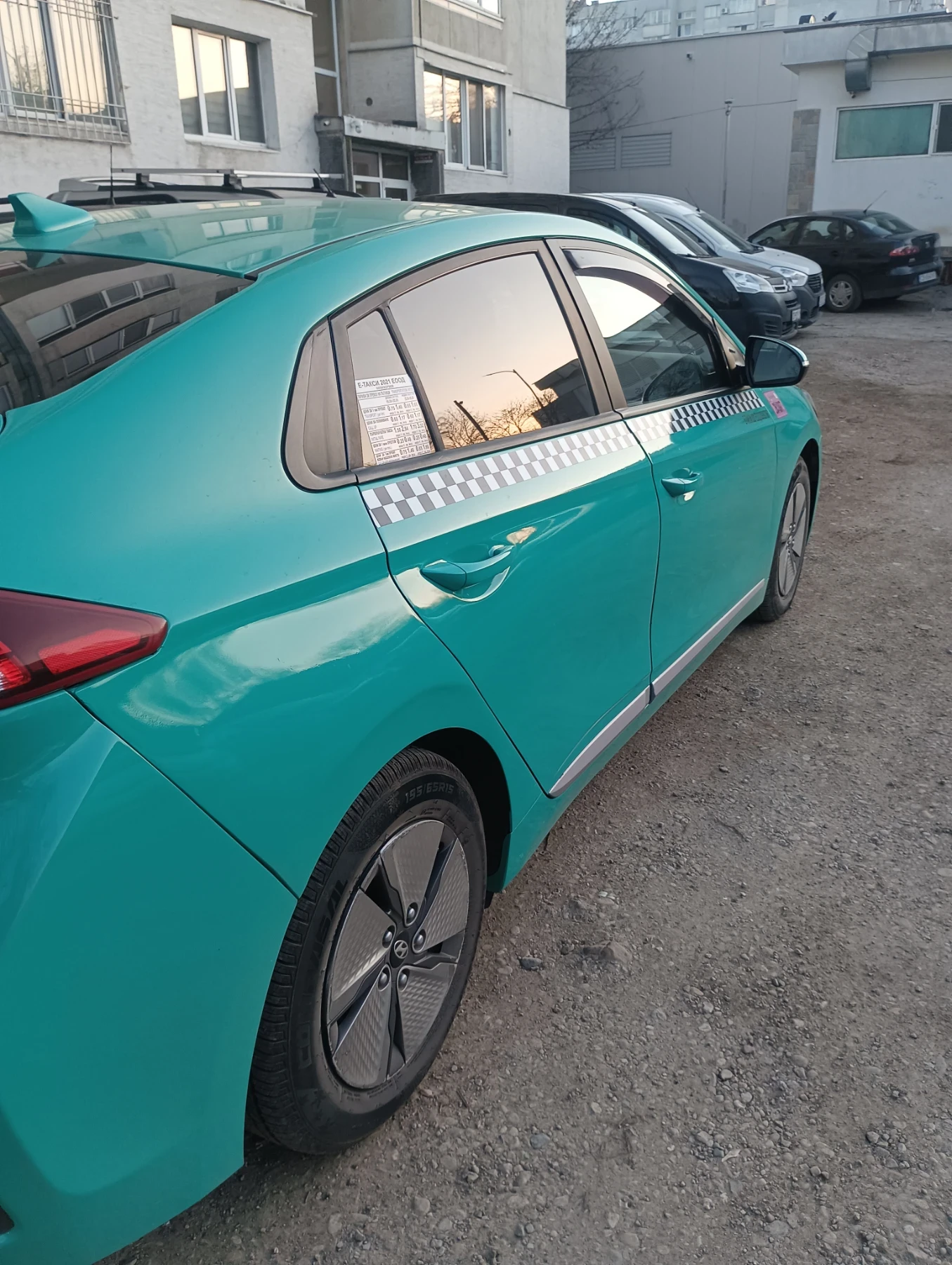 Hyundai Ioniq Хибрид, снимка 4 - Автомобили и джипове - 55600166